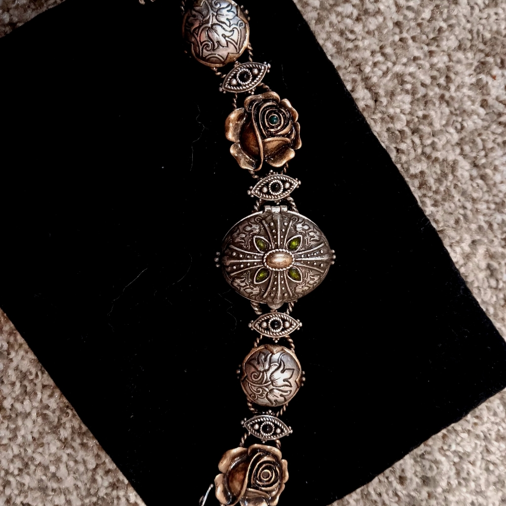 Vintage LUCKY charm bracelet..adorable and nwot